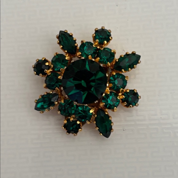 Elegant Vintage Emerald Green Rhinestone Floral Clip Earrings - Picture 2 of 7